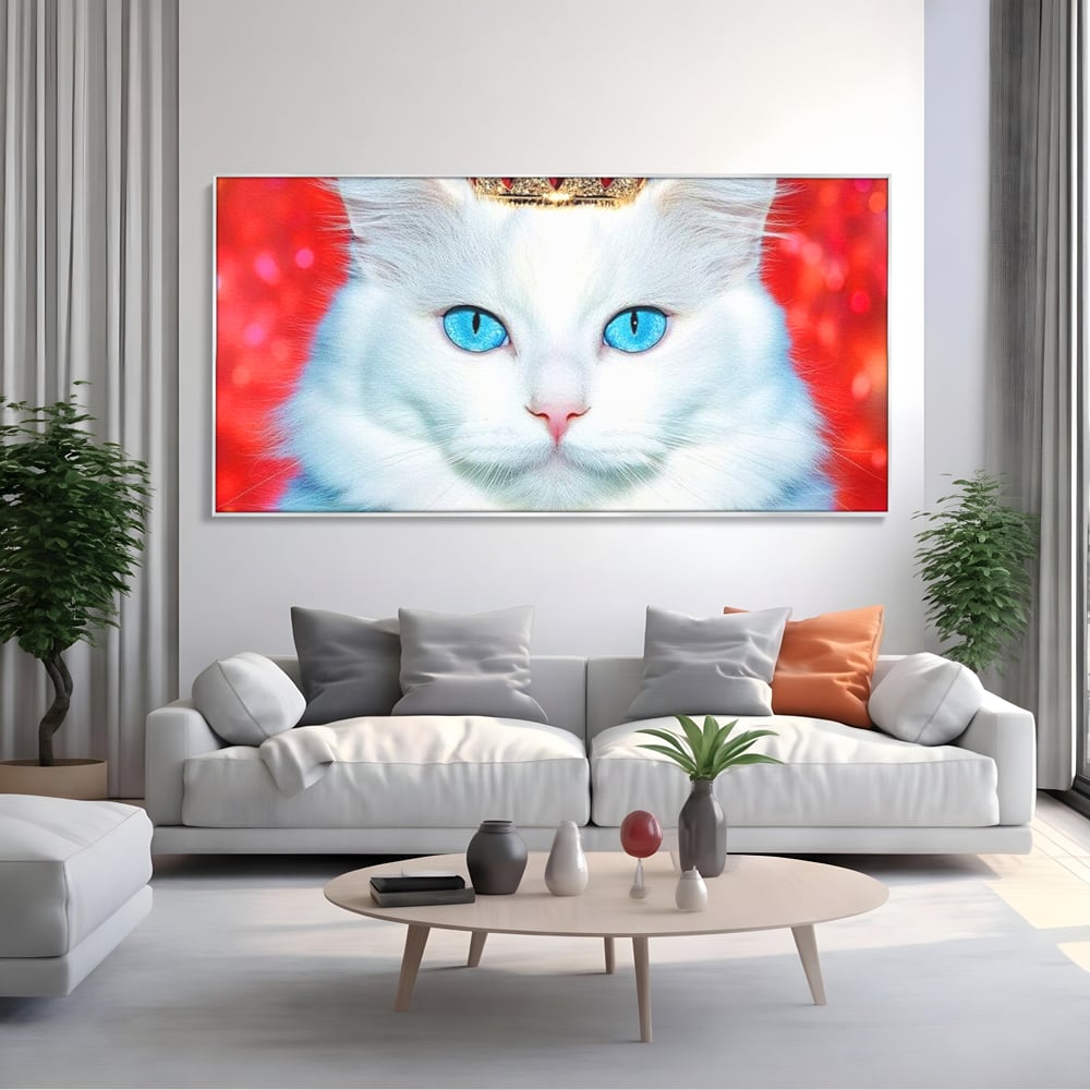 Tablou canvas cu tablou canvas cu pisica alba regala, in rama de aluminiu argintiu, pe perete intr-un living